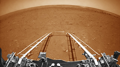 Første Tianwen-bilder fra Mars-overflaten