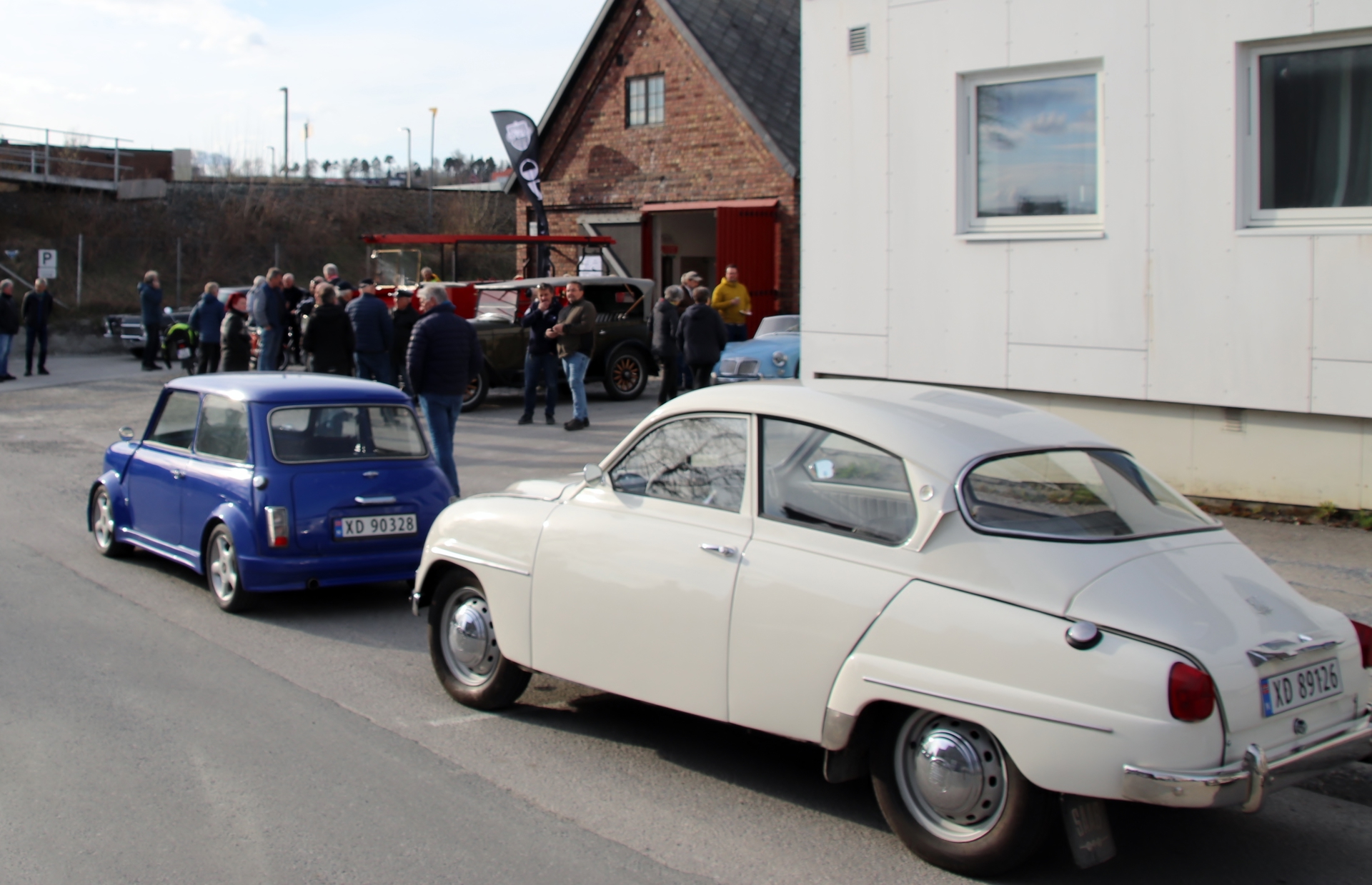 15 Morris og Saab.JPG
