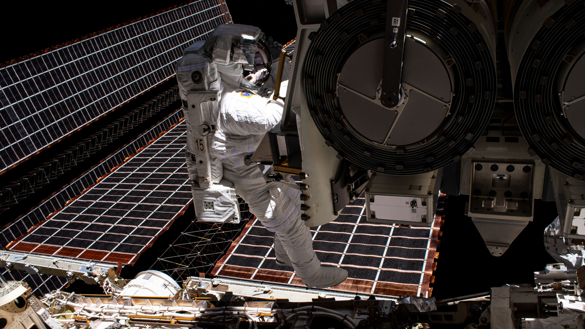 Første av seks nye solpaneler installert på ISS