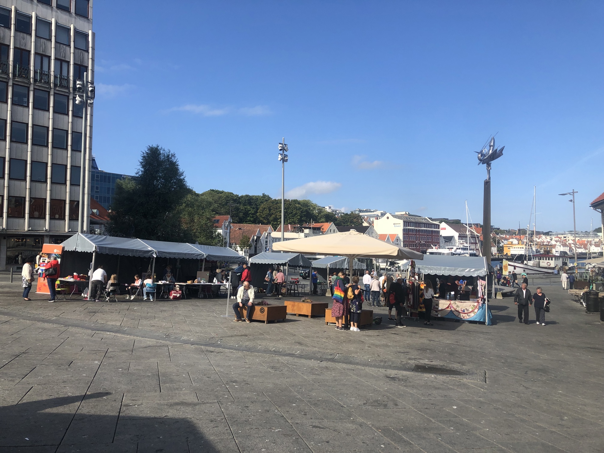 Utstiller telter på torget
