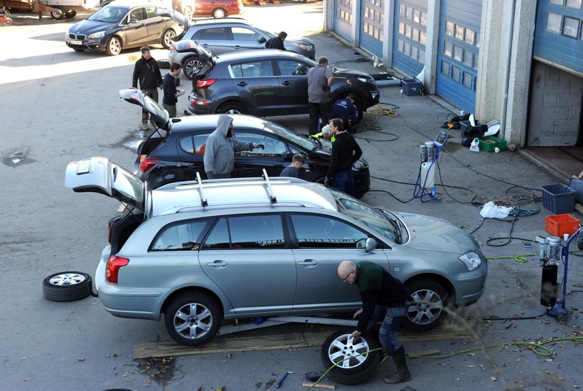 102 biler fikk byttet til vinterdekk