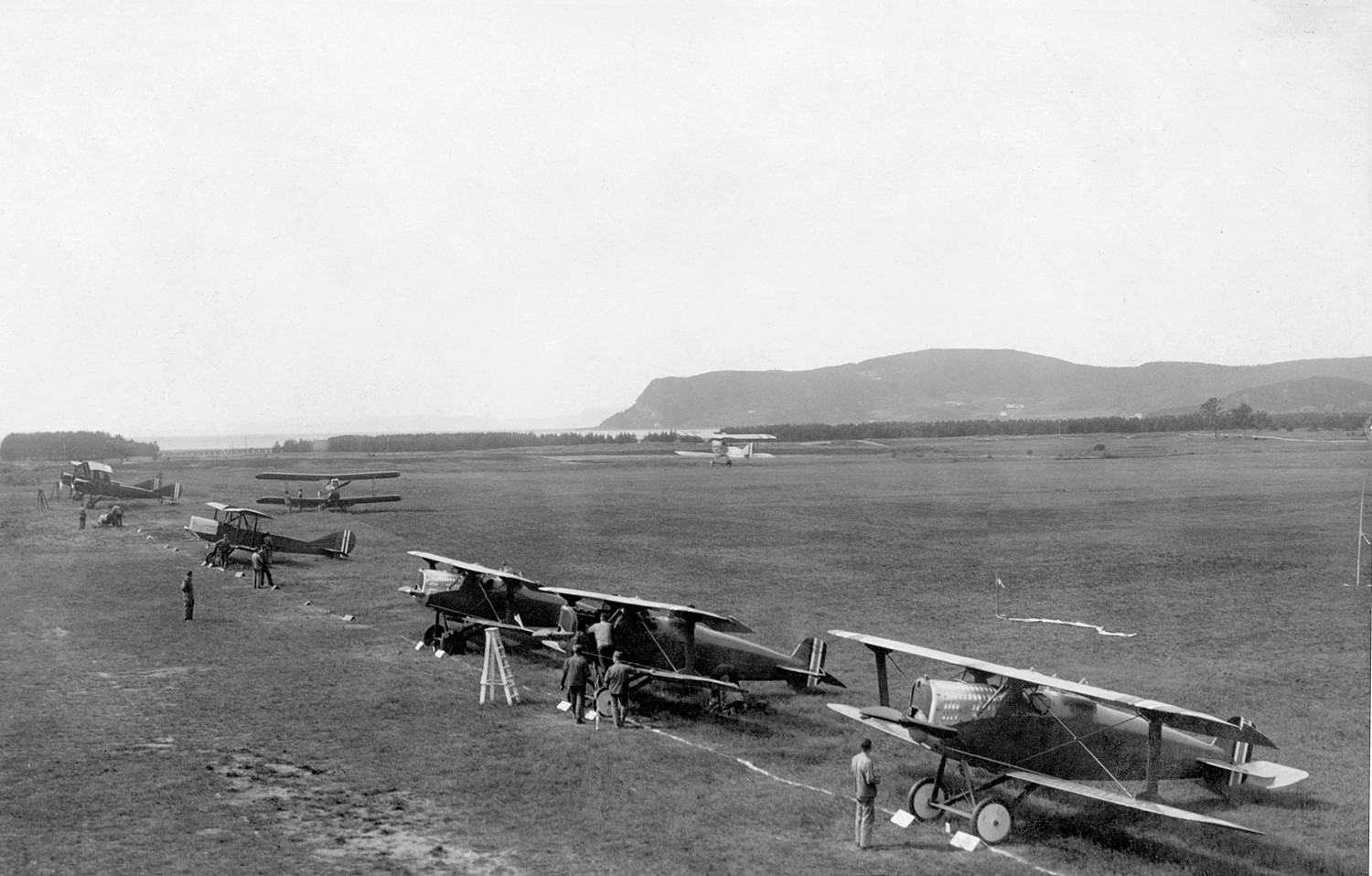 10_ Fly oppstilt på Værnes i 1927_g_fs-l.jpg