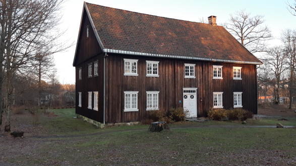 Her er foto av det som finnes av bygninger fra Ås på museet