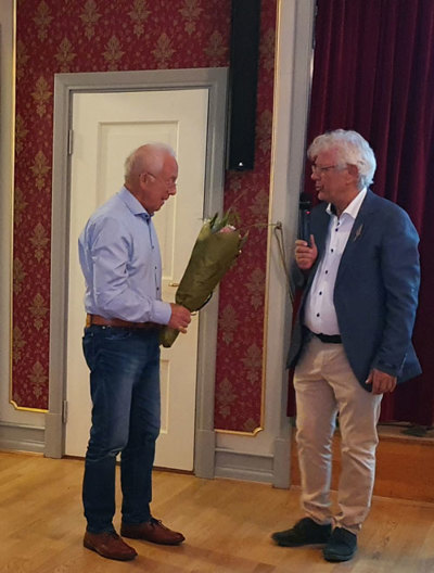 Ragnar Birkeland får blomster av Tom O. Halvorsen