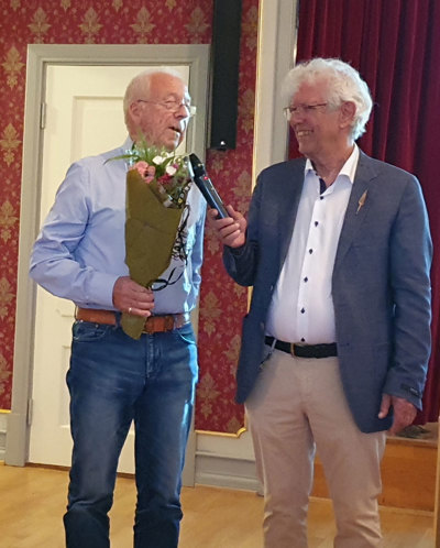 Ragnar Birkeland får blomster av Tom O. Halvorsen