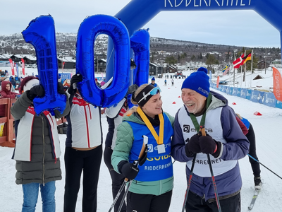 Glad Charles 101 år i mål på Ridderrennet 2022