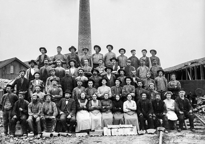 Arbeidere på Holstad teglverk. Før 1915.jpg