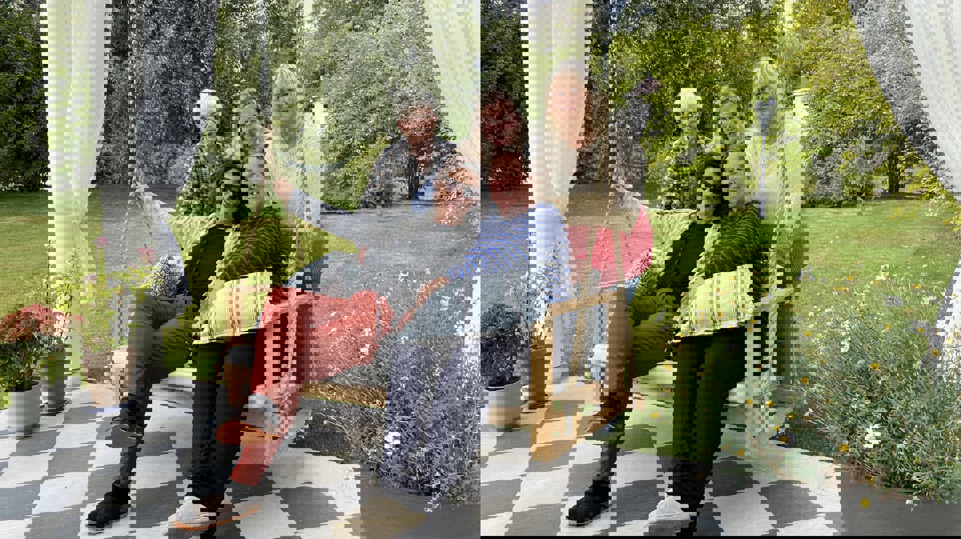 Sanner - Jentene i huske.jpg