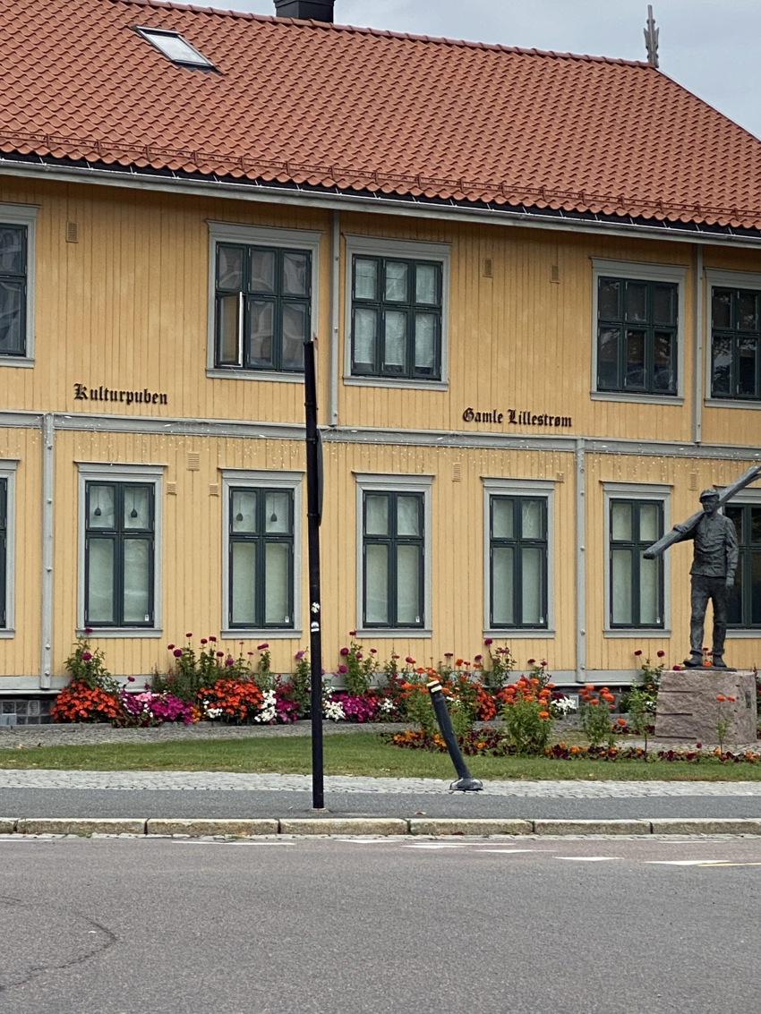 Vandring blant eldre arkitektur i Lillestrøm by