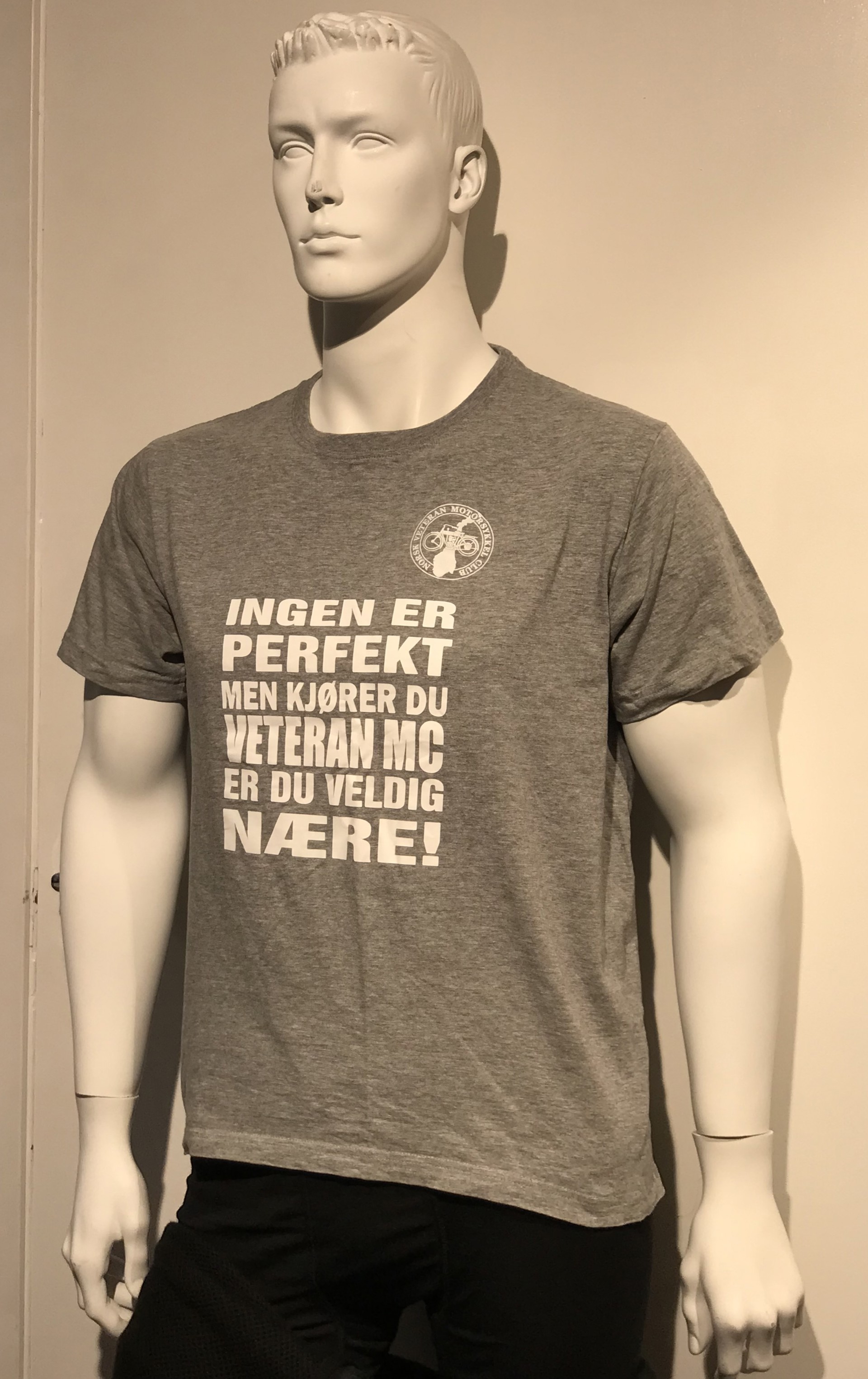 Grå t-shirt med tekst Ingen er perfekt.....JPG