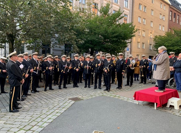 Blått skilt. GL holder tale ved avduking 2019.jpg