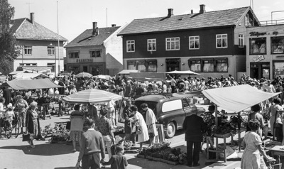 Forsidebildet viser Helene og Toralf Gjerde som selger bær og blomster på Lillestrøm Torg.