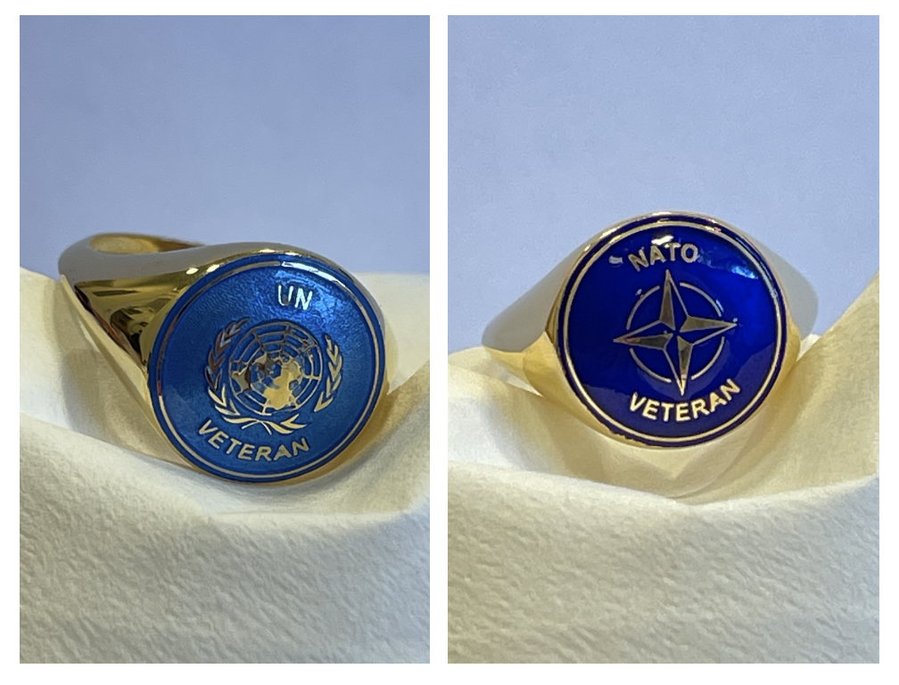 Veteranring i gull med FN eller NATO-emblem