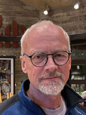 Roger Larsen style=