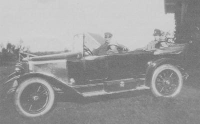 Klar til tur 1925. Hans og Othilie med døtrene Ella og Olaug i Panhard'n mod. 1922.