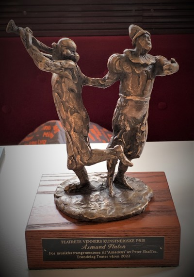 Prisskulpturen to mennesker som danser