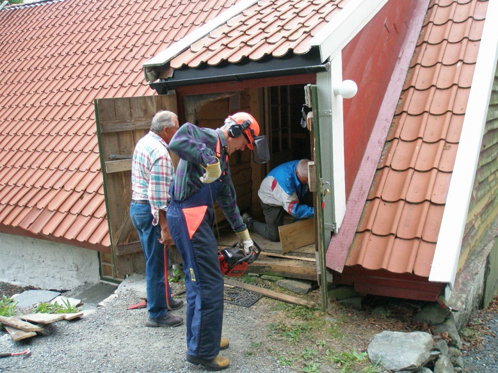Løedøren utbedres 2.jpg
