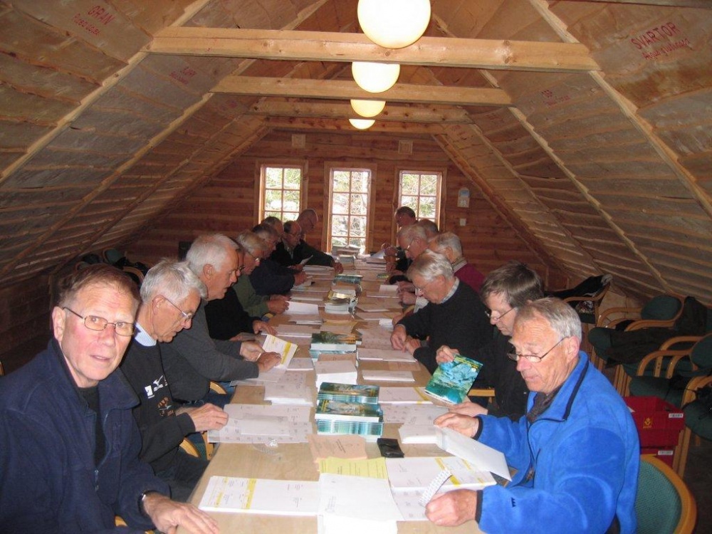 Årberetningen pakkes på løen Øvre Bleken.jpg