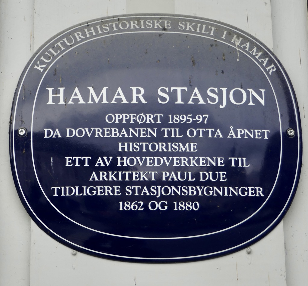 Blått skilt Hamar jernbanestasjon