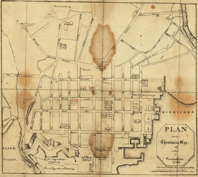 Plan over Christiania fra 1827. Det som senere skulle bli «Telekvartalet» er markert med rødt, og vi ser at Mariboegården (Prinsens gate 20) er avmarket som «Universitetet».