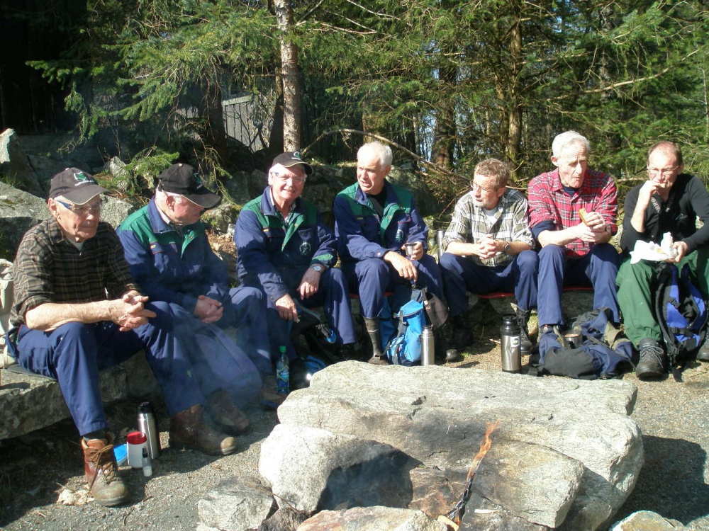 Lunsjpause ved Huset i skogen.15.april-2.jpg