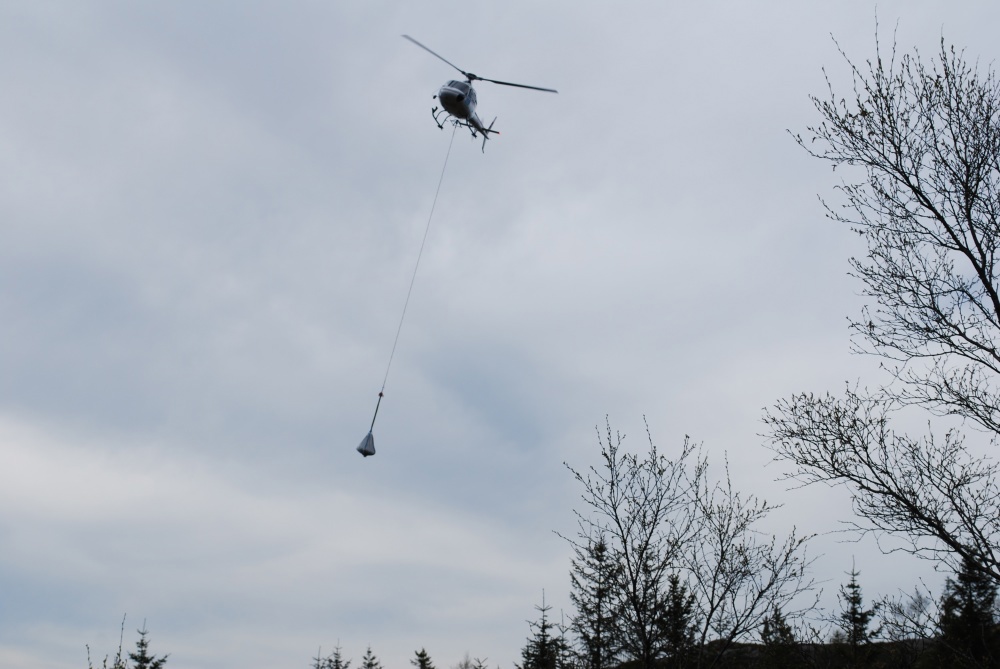 Mot Fjellhytten . Helikopter transport med grus. 2