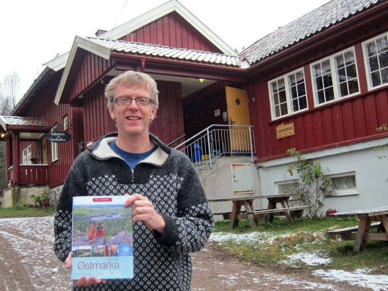 2024.04.24 Mystikk og overtro, foredragsholderen Even Saugstad utenfor Sandbakken. Foto ????.