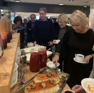 1 Til dessert var det dobbel dose, både riskrem og karamellpudding med kaffe.