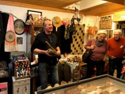Harald Bodøgaard forklarer ett av de mange rare redskaper som finnes i farens store samling