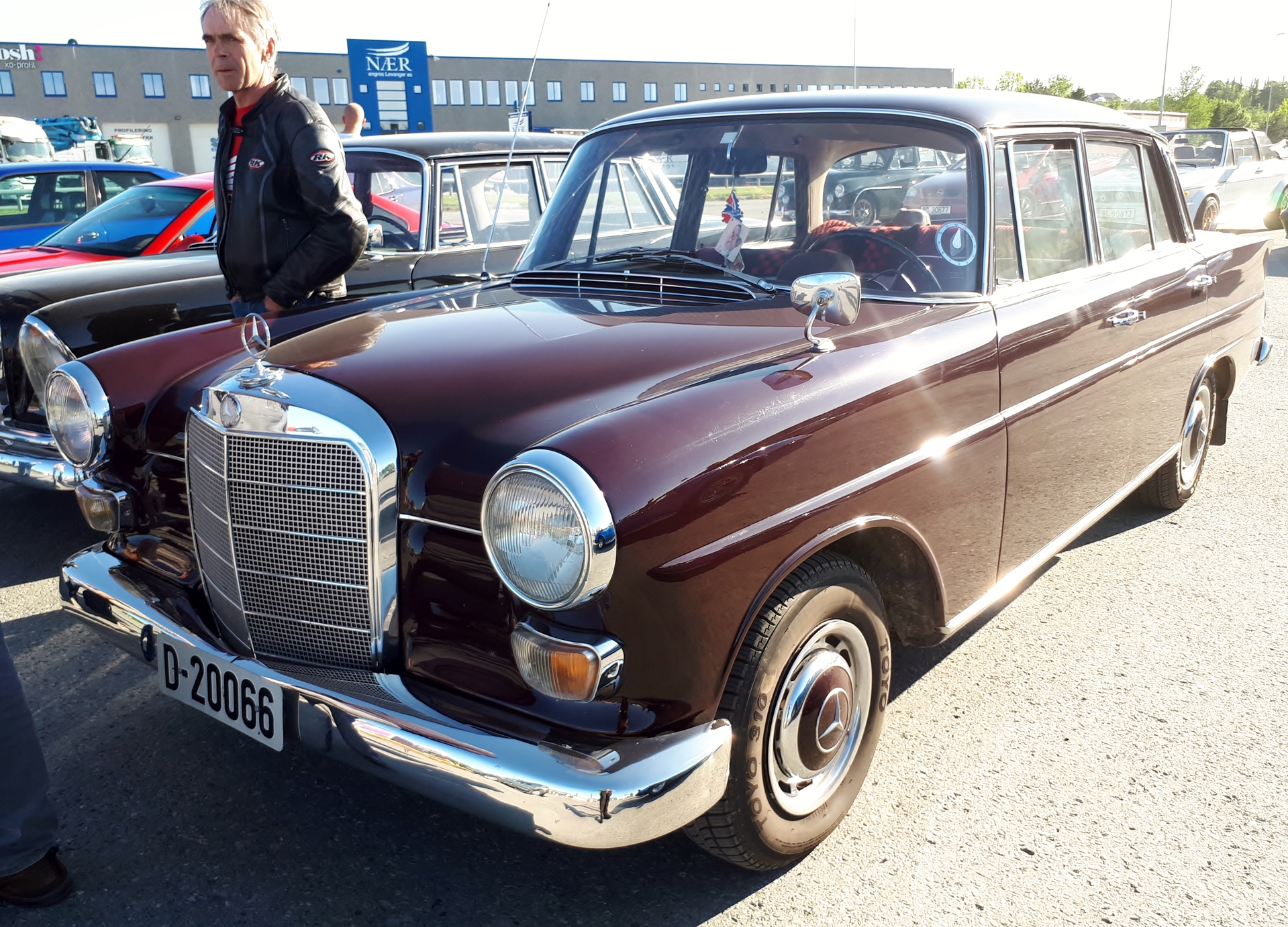 Mercedes 200.jpg